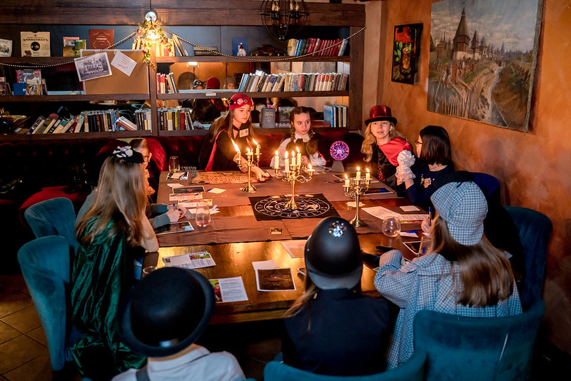 Дети разгадывают загадки в семейном квесте Хэллоуина в Baku