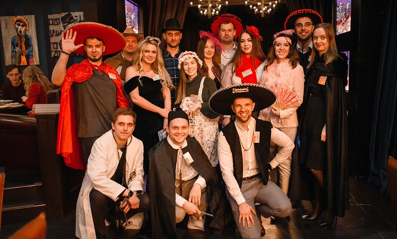 Корпоратив на Новый год в Baku — празднично украшенный банкетный зал