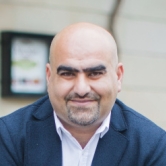 Ведущий в Баку